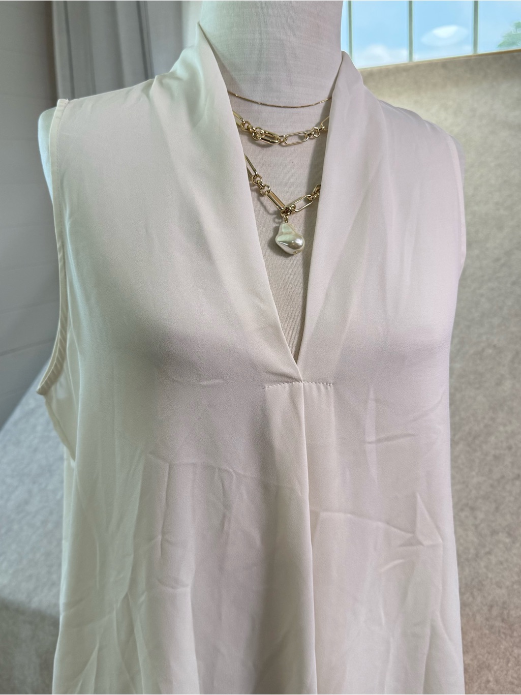 Veronica M Sleeveless V-Neck Cream Blouse Womens Size Large Euc Business Casual